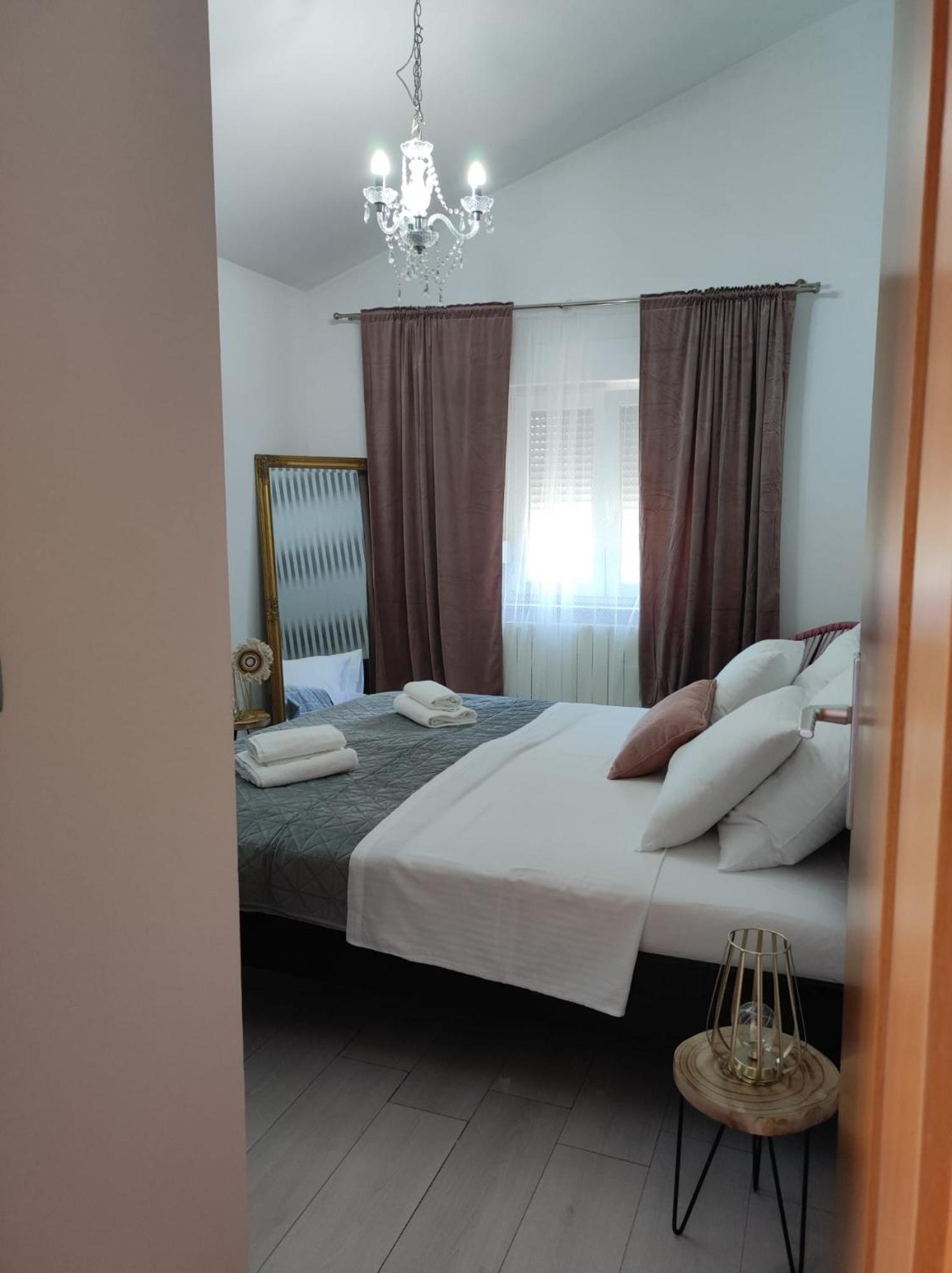 Apartman Debora Sa Privatnim Bazenom Pula Dış mekan fotoğraf