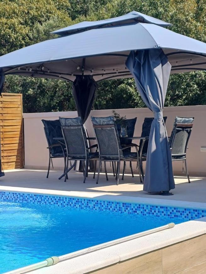 Apartman Debora Sa Privatnim Bazenom Pula Dış mekan fotoğraf