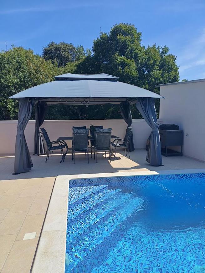Apartman Debora Sa Privatnim Bazenom Pula Dış mekan fotoğraf